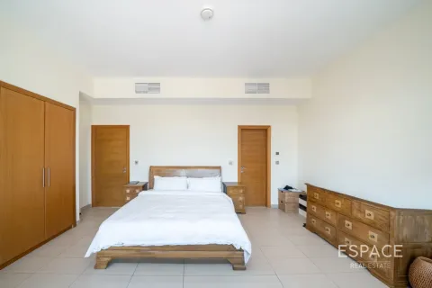 Villa en Legacy Nova Villas, Jumeirah Park, Dubai, 4 dormitorios, 455 m², № 122510 - foto 10