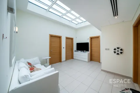 Villa en Legacy Nova Villas, Jumeirah Park, Dubai, 4 dormitorios, 455 m², № 122510 - foto 8