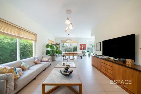 Villa en Legacy Nova Villas, Jumeirah Park, Dubai, 4 dormitorios, 455 m², № 122510 - foto 5