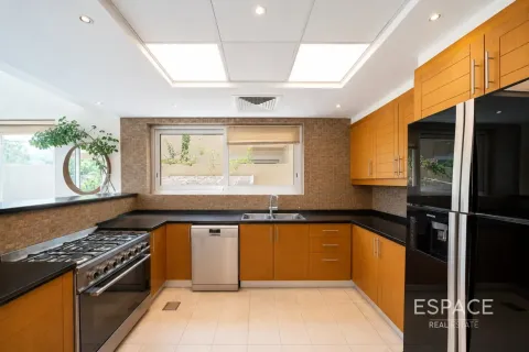 Villa en Legacy Nova Villas, Jumeirah Park, Dubai, 4 dormitorios, 455 m², № 122510 - foto 6