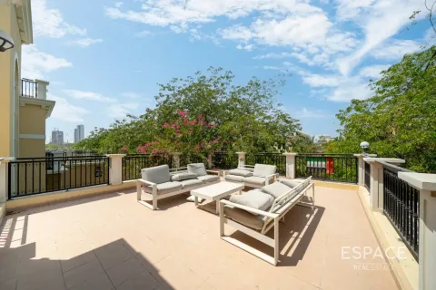 Villa en Legacy Nova Villas, Jumeirah Park, Dubai, 4 dormitorios, 455 m², № 122510 - foto 18
