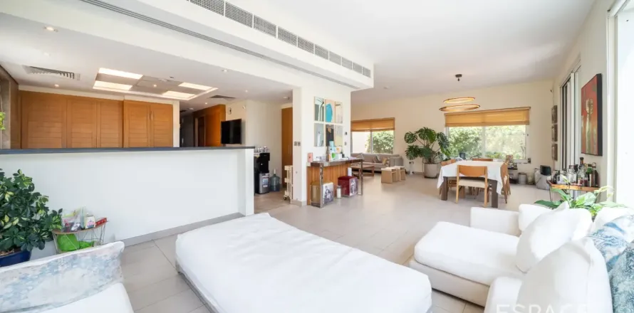 Villa en Legacy Nova Villas, Jumeirah Park, Dubai, 4 dormitorios, 455 m², № 122510