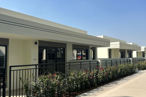 Купить квартиру в Town Square, Дубай: 3 спальни, 217м², № 97371 - фото 3