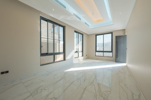 Villa à Al Aweer, Dubai, 4 chambres, 390 m², № 84391 - photo 1