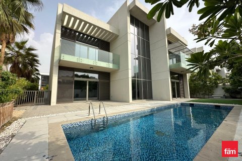 Villa à Dubai, 5 chambres, 771.6 m², № 43089 - photo 1