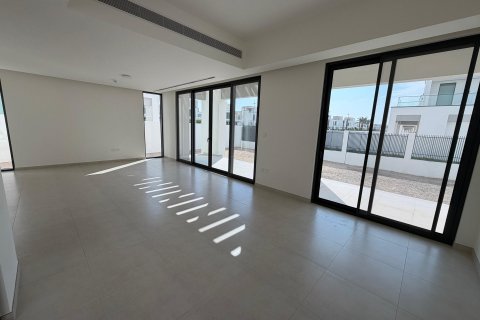 Villa in Dubai 4 bedrooms, 422 sq.m. № 100383 - photo 2