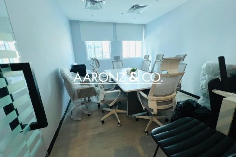 Oficina en Jumeirah Lake Towers, Dubai, 97 m², № 89823 - foto 2