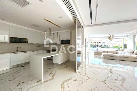 Villa en Palm Jumeirah, Dubai, 5 dormitorios, 621.1 m², № 6753 - foto 3
