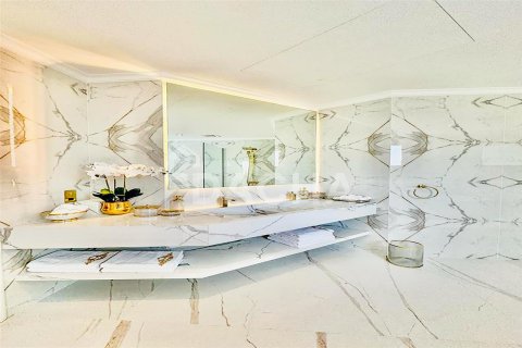 Villa en Palm Jumeirah, Dubai, 5 dormitorios, 621.1 m², № 6753 - foto 11