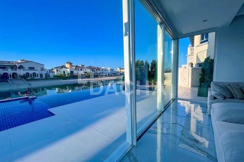 Villa en Palm Jumeirah, Dubai, 5 dormitorios, 621.1 m², № 6753 - foto 1