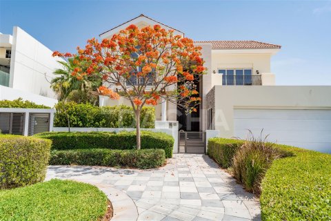 Villa en Dubai, 5 dormitorios, 706.1 m², № 6752 - foto 1
