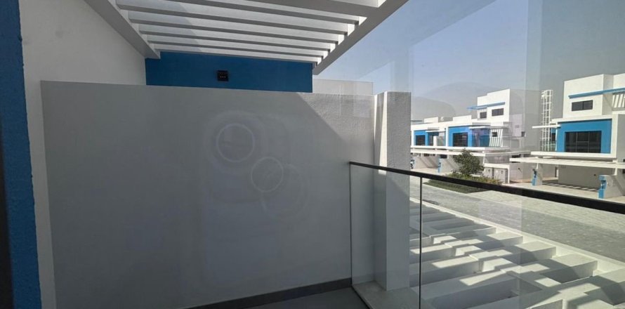 Вилла в Дубае, 4 спальни, 144м², № 90232