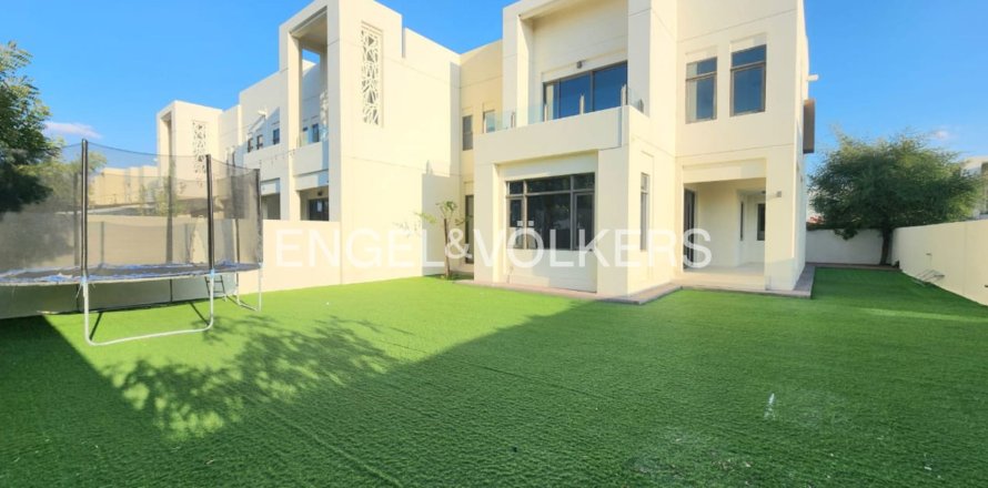 Villa en Dubai, 4 dormitorios, 401 m², № 102328