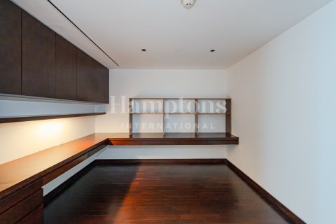 Apartment in Burj Khalifa, Dubai 3 bedrooms, 216.73526676 sq.m. № 118441 - photo 11