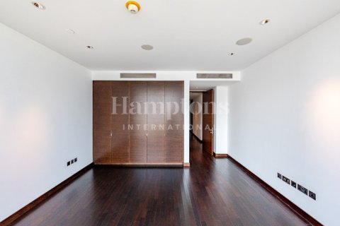 Apartment in Burj Khalifa, Dubai 3 bedrooms, 216.73526676 sq.m. № 118441 - photo 30