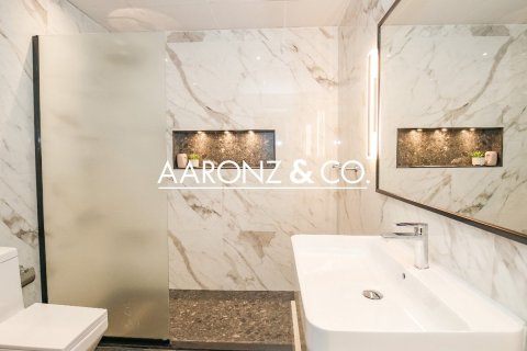 Apartment in KG Tower, Dubai Marina, Dubai 3 bedrooms, 257 sq.m. № 94549 - photo 24