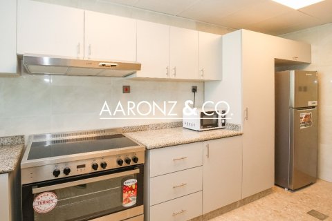 Apartment in KG Tower, Dubai Marina, Dubai 3 bedrooms, 257 sq.m. № 94549 - photo 18