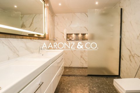 Apartment in KG Tower, Dubai Marina, Dubai 3 bedrooms, 257 sq.m. № 94549 - photo 22