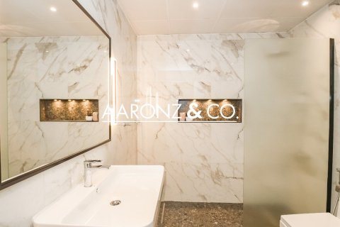 Apartment in KG Tower, Dubai Marina, Dubai 3 bedrooms, 257 sq.m. № 94549 - photo 26