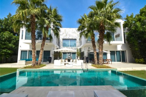 Villa en Al Barari, Dubai, 4 dormitorios, 693 m², № 44749 - foto 1
