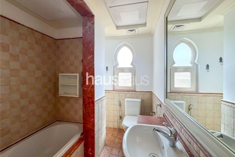 Townhouse in Dubai Sports City, Dubai 4 bedrooms, 232 sq.m. № 44753 - photo 9