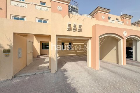 Townhouse in Dubai Sports City, Dubai 4 bedrooms, 232 sq.m. № 44753 - photo 2