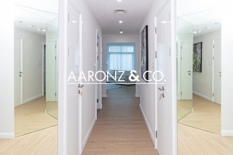 Apartment in Dubai Marina, Dubai 2 bedrooms, 111 sq.m. № 89089 - photo 12