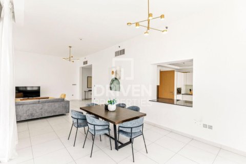 Apartment in Al Satwa, Dubai 2 bedrooms, 179.95 sq.m. № 128191 - photo 8