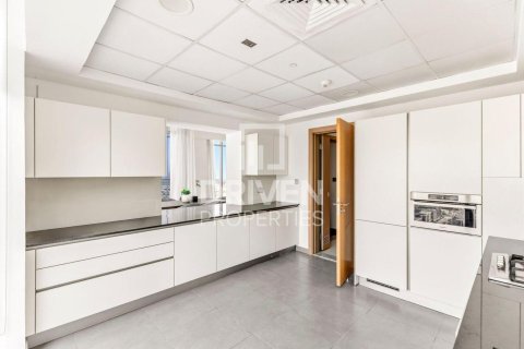 Apartment in Al Satwa, Dubai 2 bedrooms, 179.95 sq.m. № 128191 - photo 14
