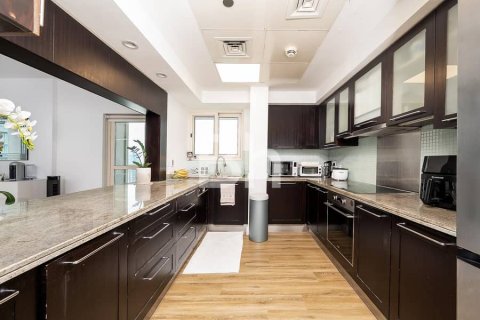 Apartment in The Views, Dubai 3 bedrooms, 183 sq.m. № 56824 - photo 17