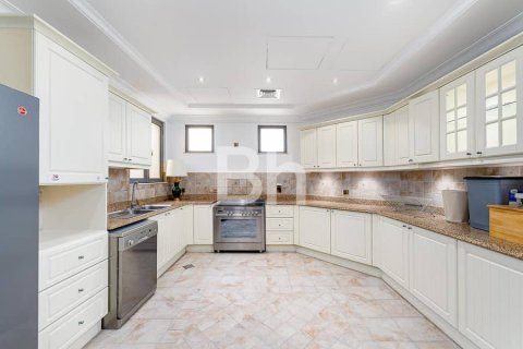Villa in Palm Jumeirah, Dubai 4 bedrooms, 465 sq.m. № 21611 - photo 6