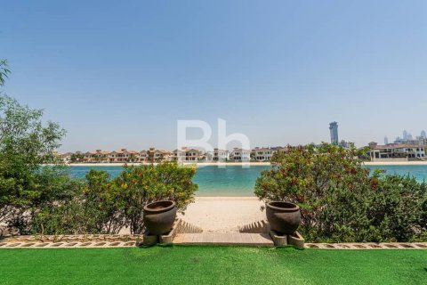 Villa in Palm Jumeirah, Dubai 4 bedrooms, 465 sq.m. № 21611 - photo 1