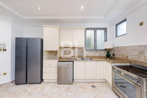 Villa in Palm Jumeirah, Dubai 4 bedrooms, 465 sq.m. № 21611 - photo 20