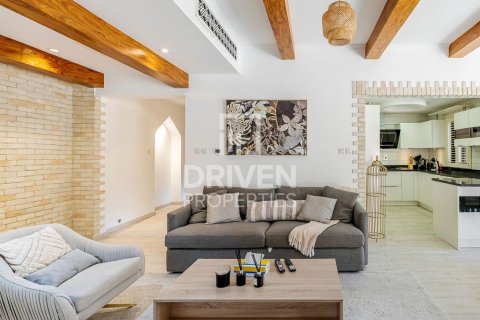 Apartment in Old Town, Dubai 1 bedroom, 210 sq.m. № 18757 - photo 1