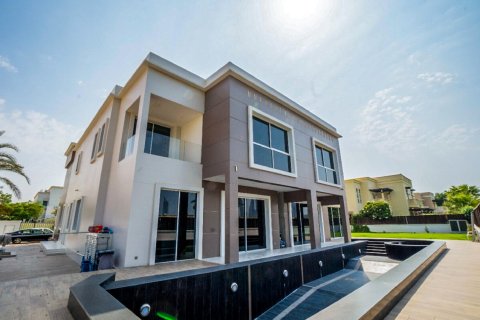 Villa en Emirates Hills, Dubai, 7 dormitorios, 975 m², № 3755 - foto 2