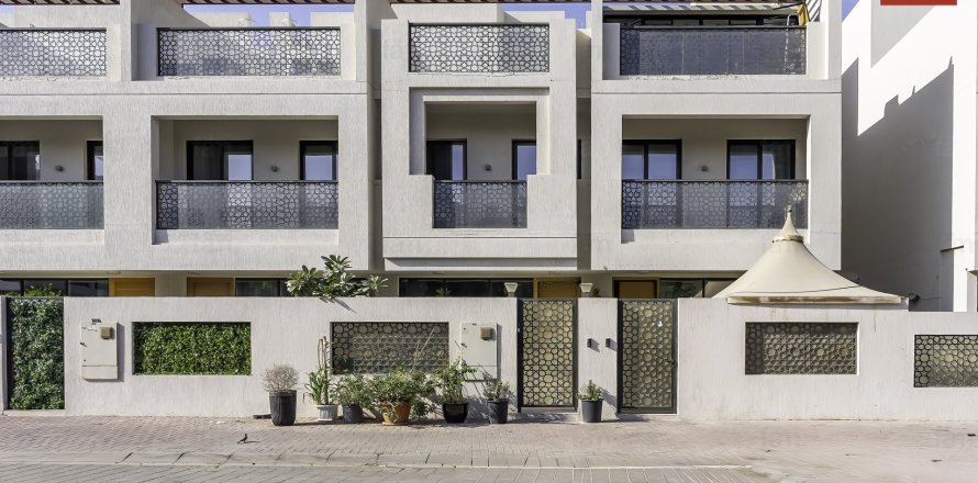 Villa en Dubai, 3 dormitorios, 159.3 m², № 77842