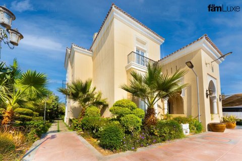 Villa en Dubai, 6 dormitorios, 1718.1 m², № 77840 - foto 1