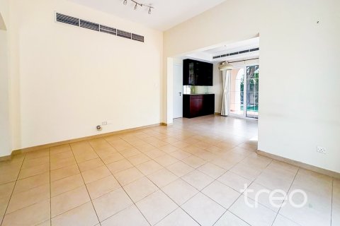 Снять в аренду виллу в Арабиан Ранчес, Дубай: 3 спальни, 254.28м², № 119900 - фото 2