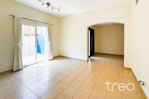 Снять в аренду виллу в Арабиан Ранчес, Дубай: 3 спальни, 254.28м², № 119900 - фото 3