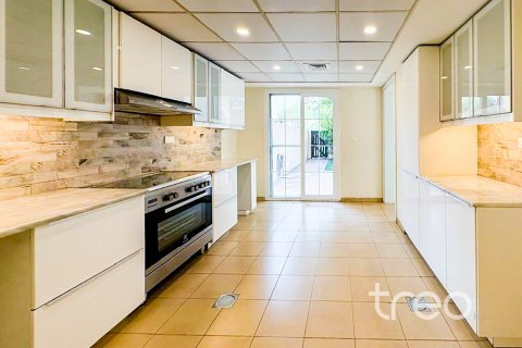 Снять в аренду виллу в Арабиан Ранчес, Дубай: 3 спальни, 254.28м², № 119900 - фото 5