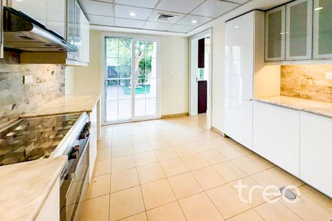Снять в аренду виллу в Арабиан Ранчес, Дубай: 3 спальни, 254.28м², № 119900 - фото 6