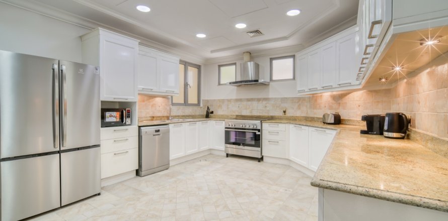 Вилла в Пальме Джумейре, Дубай, 4 спальни, 464.5м², № 7827