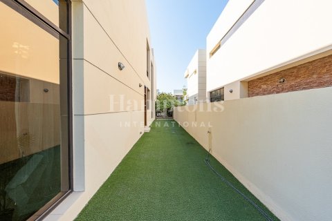 Снять в аренду виллу в DAMAC Hills (Akoya by DAMAC), Дубай: 5 спален, 639.91586400м², № 113149 - фото 17
