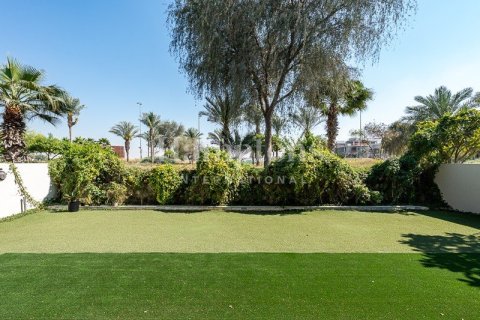 Снять в аренду виллу в DAMAC Hills (Akoya by DAMAC), Дубай: 5 спален, 639.91586400м², № 113149 - фото 25