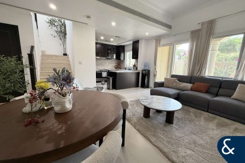 Villa in Dubai Land, Dubai 2 bedrooms, 173 sq.m. № 88675 - photo 2