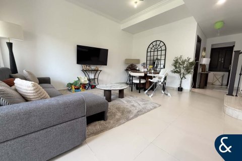 Villa in Dubai Land, Dubai 2 bedrooms, 173 sq.m. № 88675 - photo 3