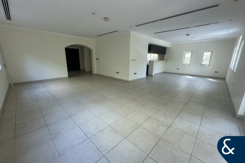 Снять в аренду виллу в Legacy, Jumeirah Park, Дубай: 3 спальни, 549м², № 76749 - фото 3