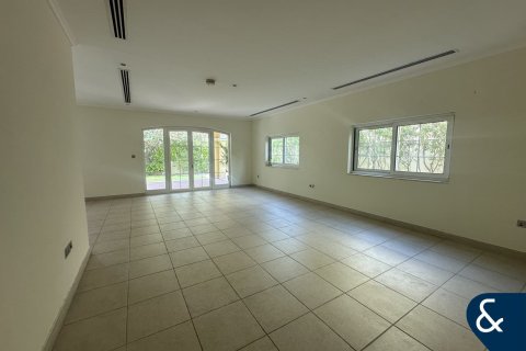 Снять в аренду виллу в Legacy, Jumeirah Park, Дубай: 3 спальни, 549м², № 76749 - фото 2