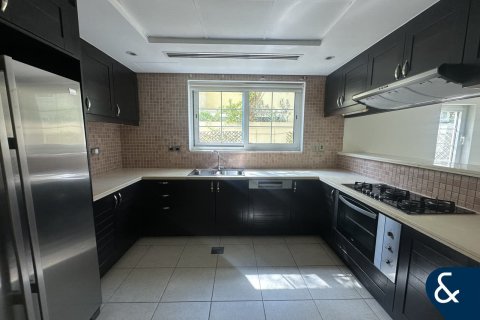 Снять в аренду виллу в Legacy, Jumeirah Park, Дубай: 3 спальни, 549м², № 76749 - фото 4