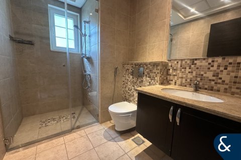 Снять в аренду виллу в Legacy, Jumeirah Park, Дубай: 3 спальни, 549м², № 76749 - фото 8